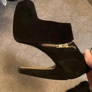 Dolce vita Dakota black suede booties size 9.5